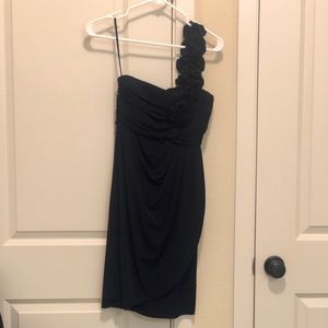 En focus midi one shoulder dress